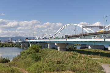 淀川左岸の下流側堤防から見る鳥飼大橋(2020年9月)
