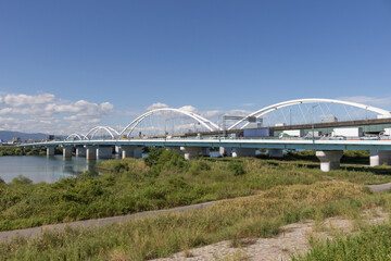 淀川左岸の下流側堤防から見る鳥飼大橋(2020年9月)
