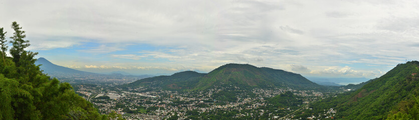 Obraz premium Imponujący i magiczny widok na miasto San Salvador, miasto San Marcos i wzgórze San Jacínto, uchwycone z Los Planes de Renderos.