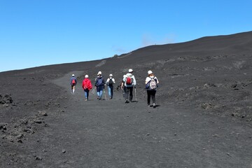 Etna - Escursionisti sul sentiero per i crateri