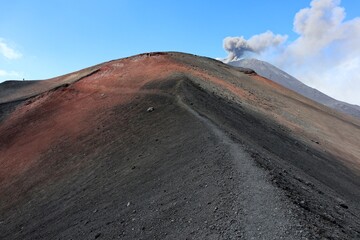Etna - Sentiero sul bordo del Cratere Barbagallo
