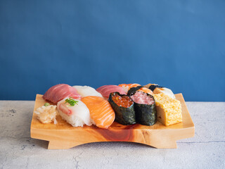 和食のお寿司。中トロやサーモン、いくらやネギトロの軍艦がたくさん乗ったお皿。 © yukimco