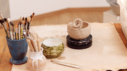 DIY create a Cup of clay by hand modeling. Step 6. Removing the top layer of clay from the Cup with a tool. Delete the excess.