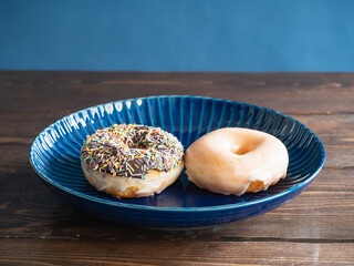 チョコレートとシュガーでコーティングされた2つのドーナツ。