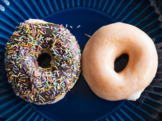 ドーナツのクローズアップ。チョコレートとシュガーでコーティングされた揚げたお菓子。