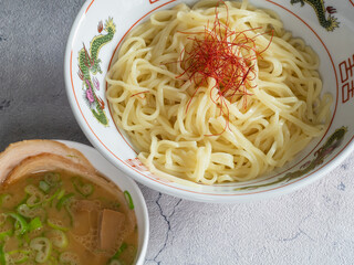 つけ麺。冷たい中華麺と温かいスープのつけ麺料理。