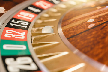 Obraz premium Close up view of roulette wheel with the ball.Gambling wheel in casino