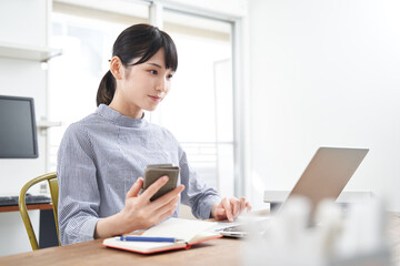 私服で在宅ワークをする日本人女性ビジネスウーマン