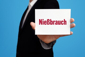 Nießbrauch. Geschäftsmann im Anzug zeigt Karte mit Text. Mann isoliert vor Hintergrund (blau)