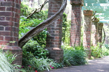 自然に囲まれたレンガの柱の通路
A brick pillar passage surrounded by nature.