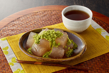 わらび餅【抹茶】とほうじ茶