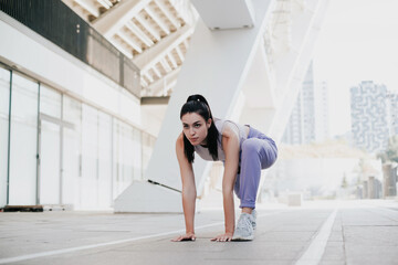 Obraz premium girl doing sports on the street