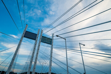 Fototapeta na wymiar 近代的な鉄の吊り橋とワイヤー