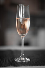 Ein leckerer Champagner in einem wunderschönen Glas