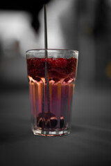 Ein Lillet Wild Berry in einem Cocktailglas