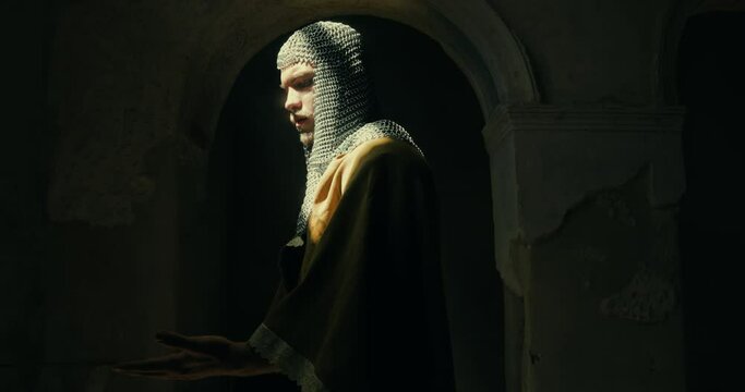 Guerriero vichingo con cotta di maglia si allena con la spada