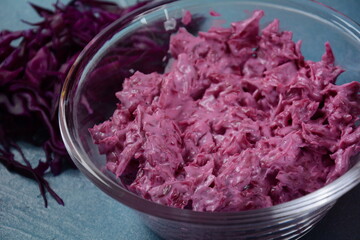 Obraz premium Red cabbage with mayonnaise salad in a glass jar