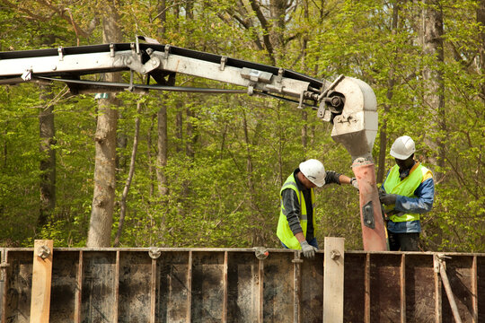 Grue et coulage de b&eacute;ton