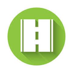 Obraz premium White Road icon isolated with long shadow. Green circle button. Vector.