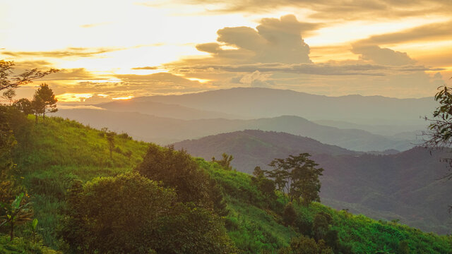 The sun sets in the evening with a variety of vegetables grown and nature