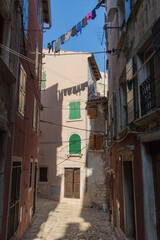 Fototapeta premium rue pavée ancienne et typique à Rovinj en croatie