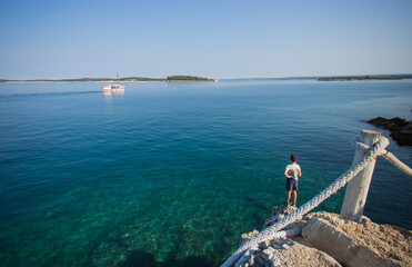 Fototapeta na wymiar passerelle au dessu de la mer adriatique en Croatie à Stinjan près de Pula