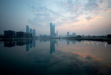 Fototapeta premium Bahrain skyline and beautiful hues in the early morning during sunrise