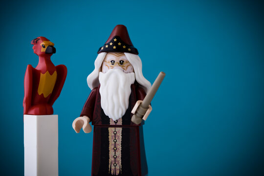 Lippstadt - Deutschland 15.9.2020 Lego Minifigure Dumbledore mit Ph&ouml;nix