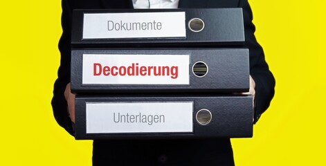 Decodierung. Mann trägt Stapel Ordner. Aktenordner haben Beschriftung mit Text. Hintergrund gelb.