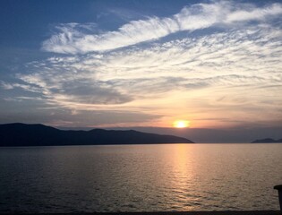 Obraz premium sunset over the sea with light with light cirrus clouds