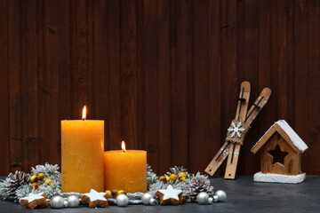 Weihnachtsdekoration mit Kerzen
