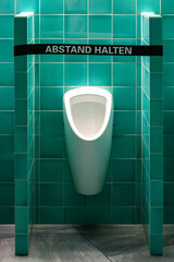 Abstand Halte. Keep Distance. toilette hygiene control.