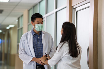 Obraz premium Emergency room doctor talking with patient's cousin family. Young Asian male emergency room medical staff discussing about medical examination results of a girl patient with her mother.