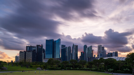 Obraz premium Wide panorama of Cityscape of Singapore Marina bay area at dusk.