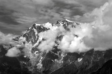 Il Monte Rosa in bianco e nero con nuvole.