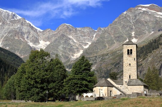 Chiesa Vecchia di Macugnaga con alle spalle il Monte Rosa, di giorno