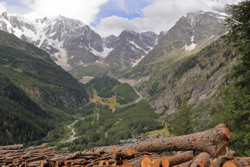 Paesaggio rilassante della parete est del Monte Rosa a Macugnaga con nuvole bianche