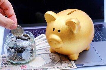 パソコンと貯金箱