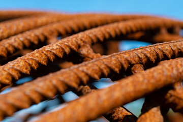 Stahl Eisen Rost Baustahl Armierung Oxidation Makro Fe Perspektive Himmel selektive Schärfe Fokus...
