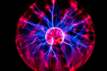 Fototapeta premium elektrisches Plasma in einer Glaskugel, mit Blitzen 