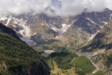Obraz premium Bel panorama di giorno del Monte Rosa ripreso da Macugnaga con nuvole bianche