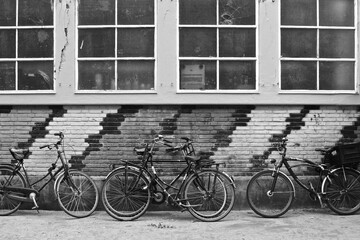 Des vélos posés le long d'une usine à Amsterdam