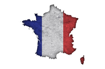 Karte und Fahne von Frankreich auf verwittertem Beton