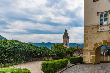 Fototapeta na wymiar Blick auf den Kirchturm von Spitz an der Donau in der Wachau