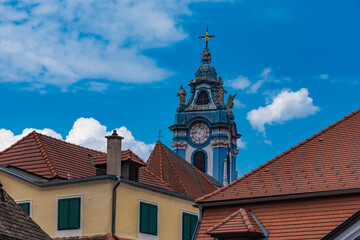 Häuser und blauer Turm in Dürnstein an der Donau