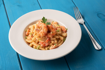 Piatto di deliziosa pasta con panna e gamberi, cucina Italiana 