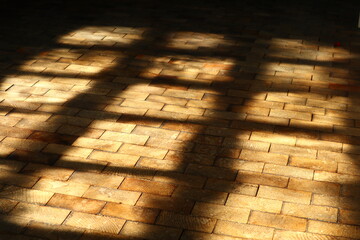 Licht und Schatten am Boden
