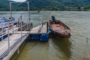 Fototapeta na wymiar Bootsanlegestelle an der Donau