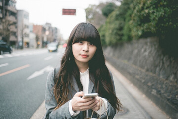 スマートフォンを持つ女性