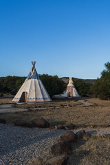Entorno natural con tipis indios para acampar © MiguelAngelJunquera